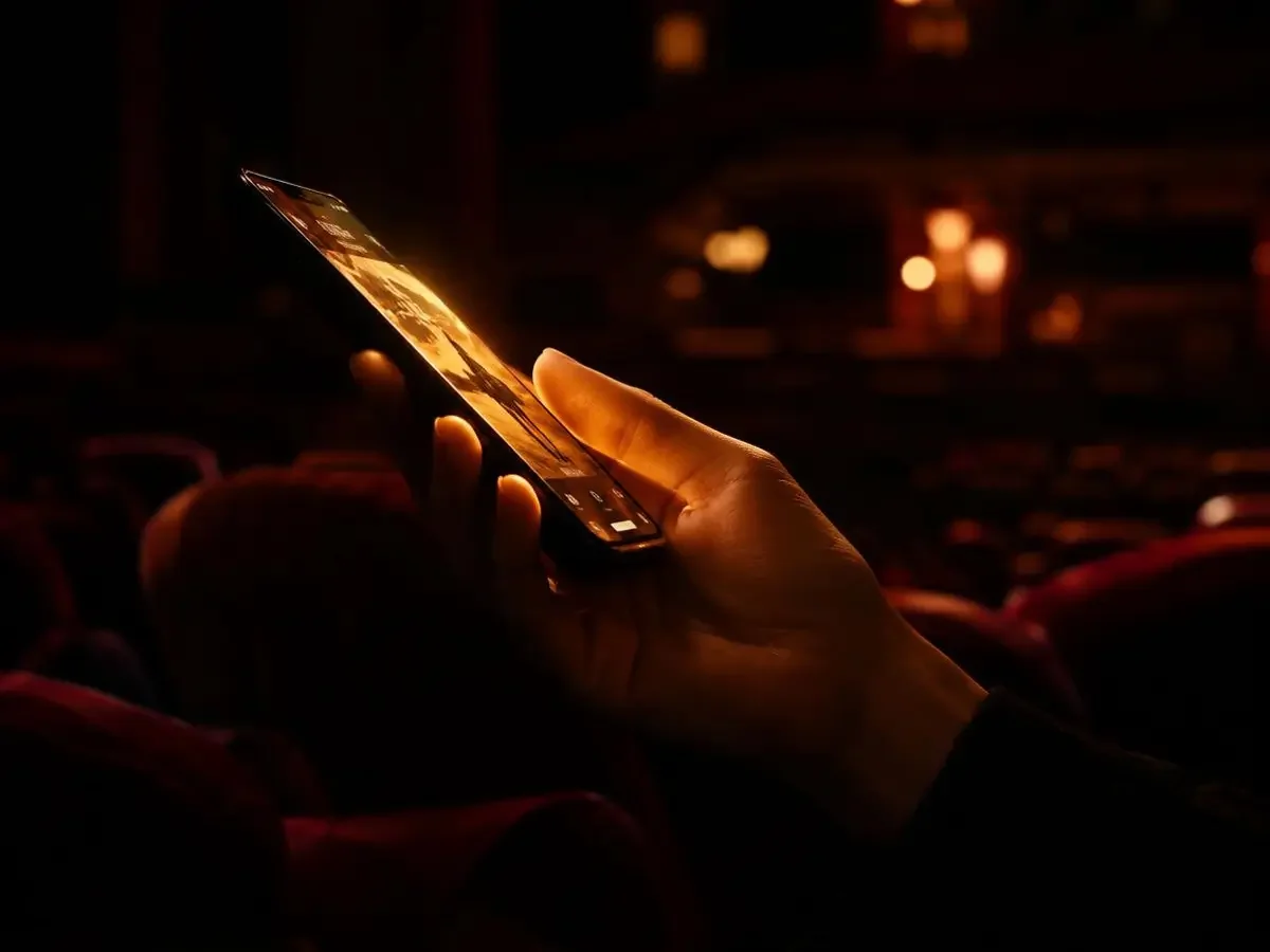 糯米短剧 APP 竖屏追剧场景 在影院座椅上使用手机观看糯米短剧短剧的场景